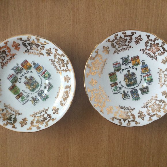 Two Paragon fine bone china Saucers-Canada Coats of Arms and Emblems vintage - Picture 1 of 5